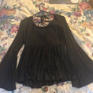 Bell sleeved stretchy shirt